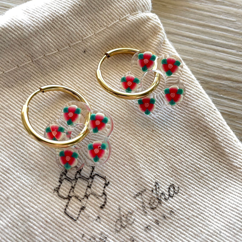 Créoles en acier inoxydable avec breloques fleurs en résine par Les créas de Téha