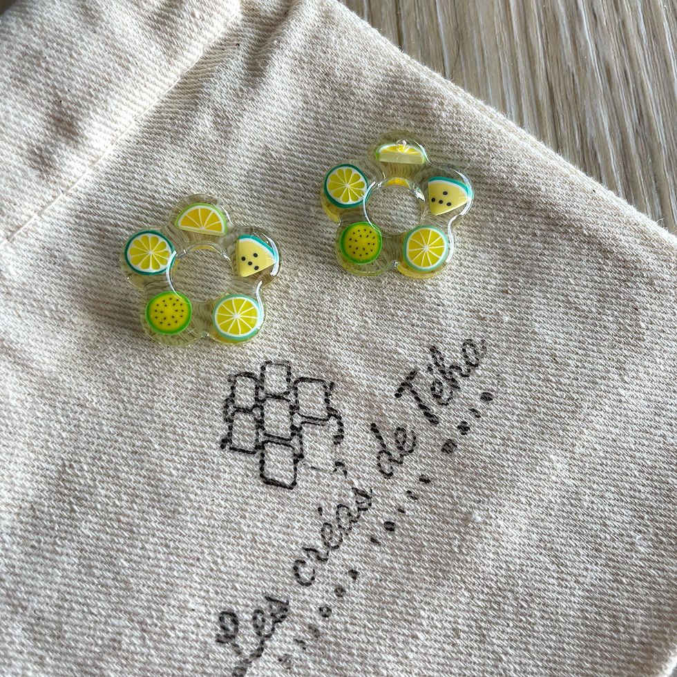 Créoles en acier inoxydable avec breloques fleurs en résine par Les créas de Téha