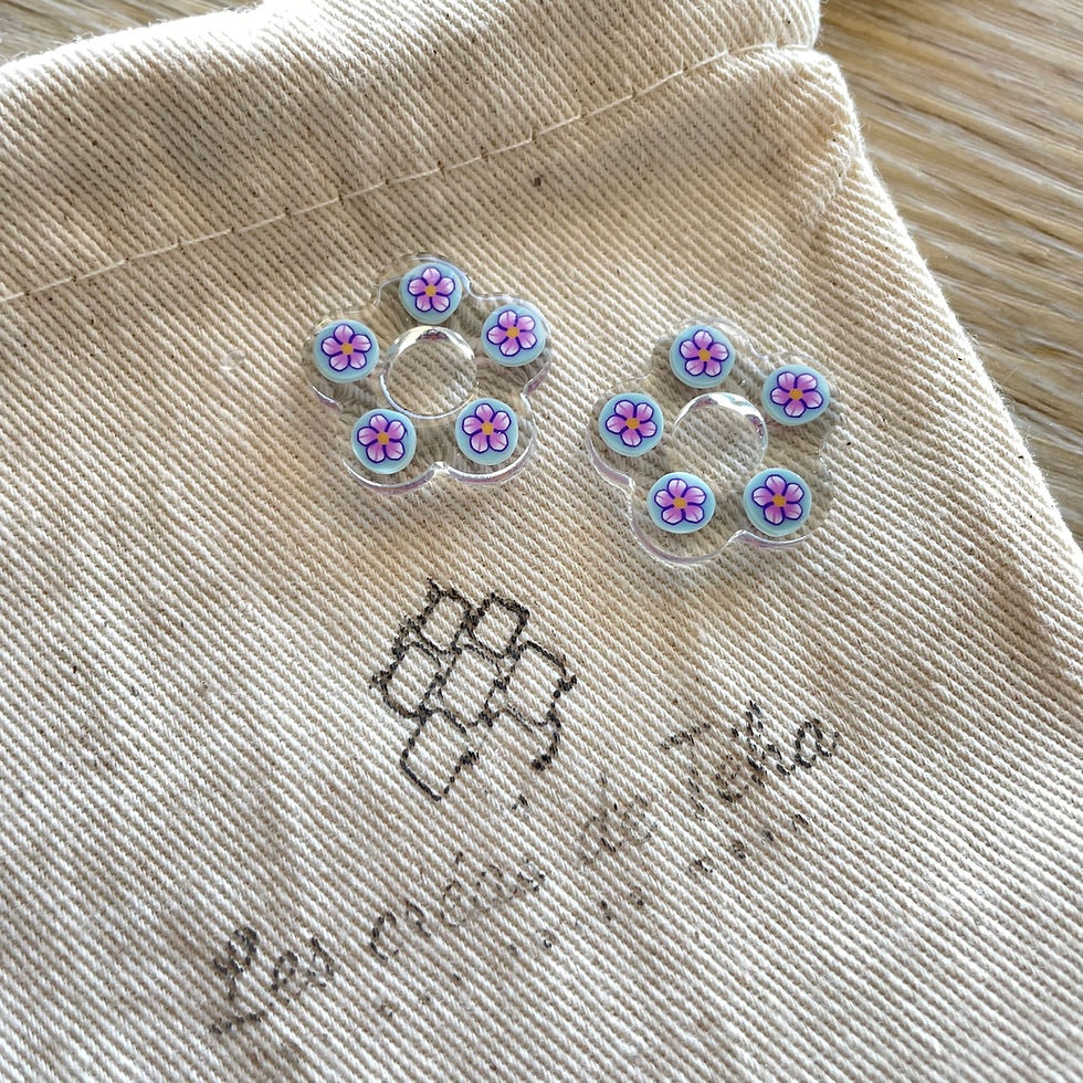 Créoles en acier inoxydable avec breloques fleurs en résine par Les créas de Téha