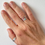 Miniature : Main affichant plusieurs bagues fines