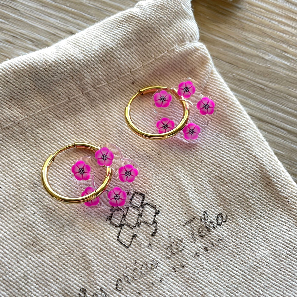 Créoles en acier inoxydable avec breloques fleurs en résine par Les créas de Téha