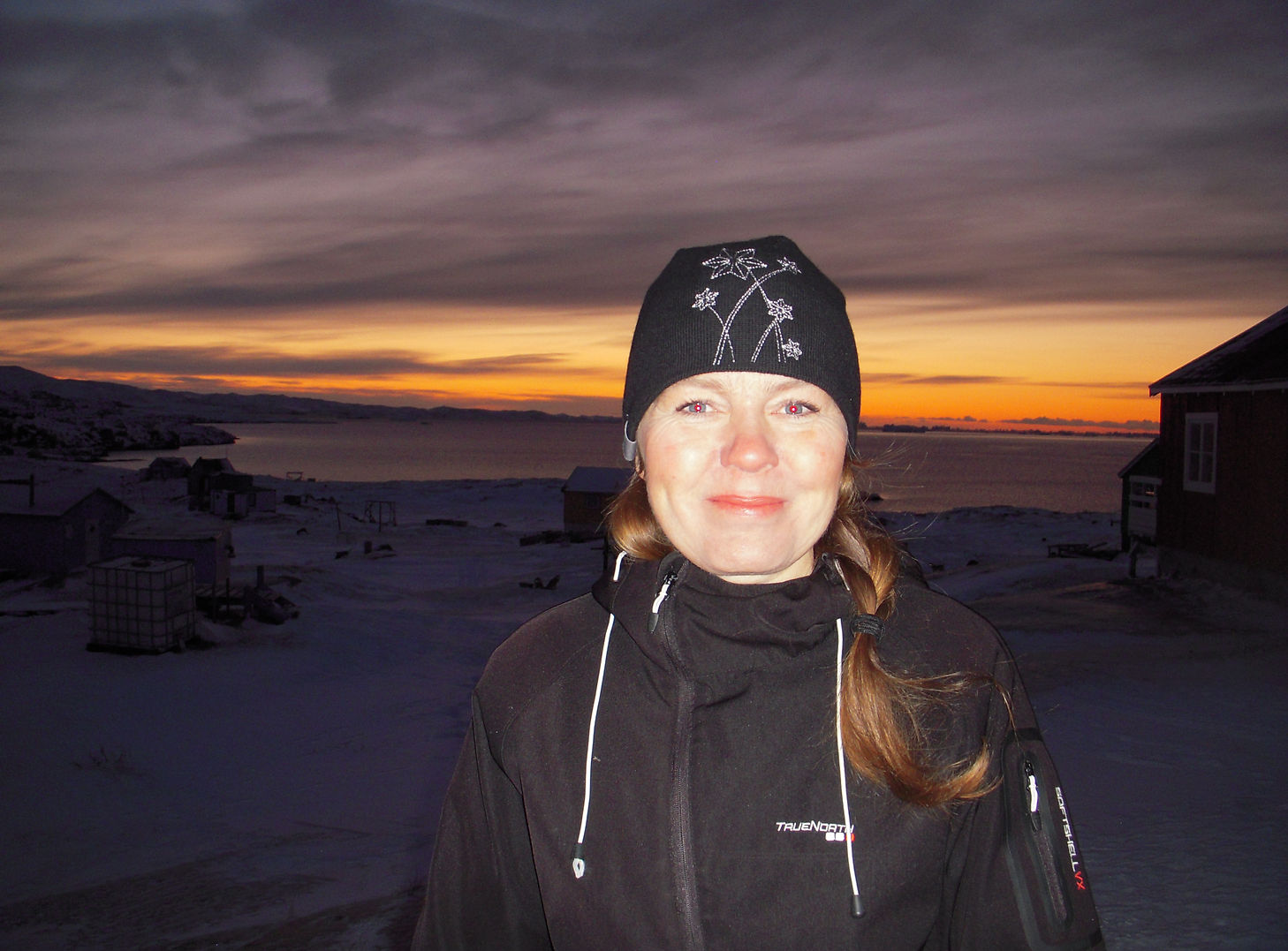 Lene udenfor vores hus i Solnedgang (1).