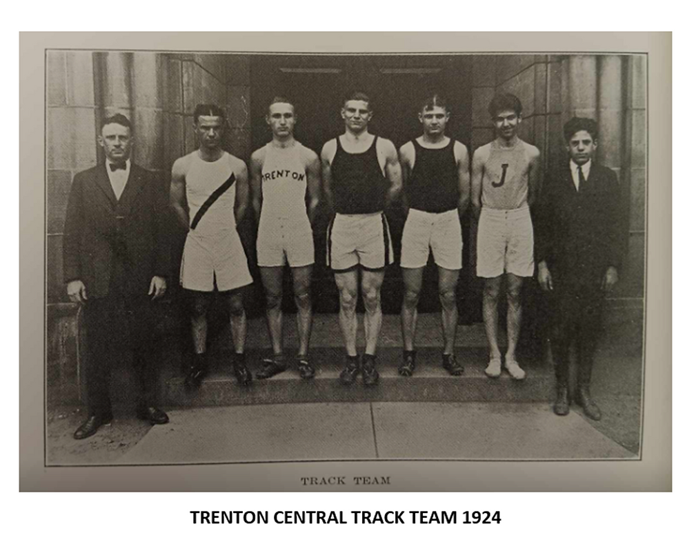 KARL "BEANER" HORTON (CENTER)