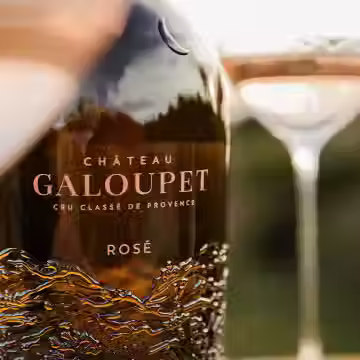 A close up of the dark amber coloured bottle
