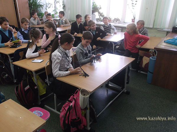 Дети рассматривают нагайку