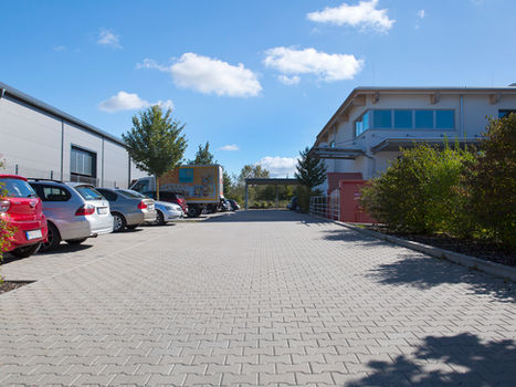 Industriepflaster auf Gewerbeparkplatz mit Begrünung - Josef Erhard GmbH