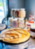 Frisch zubereiteter Crepes mit Schokoladensauce verziert und Topping Hintergrund im Crêpes Kitchen Foodtruck