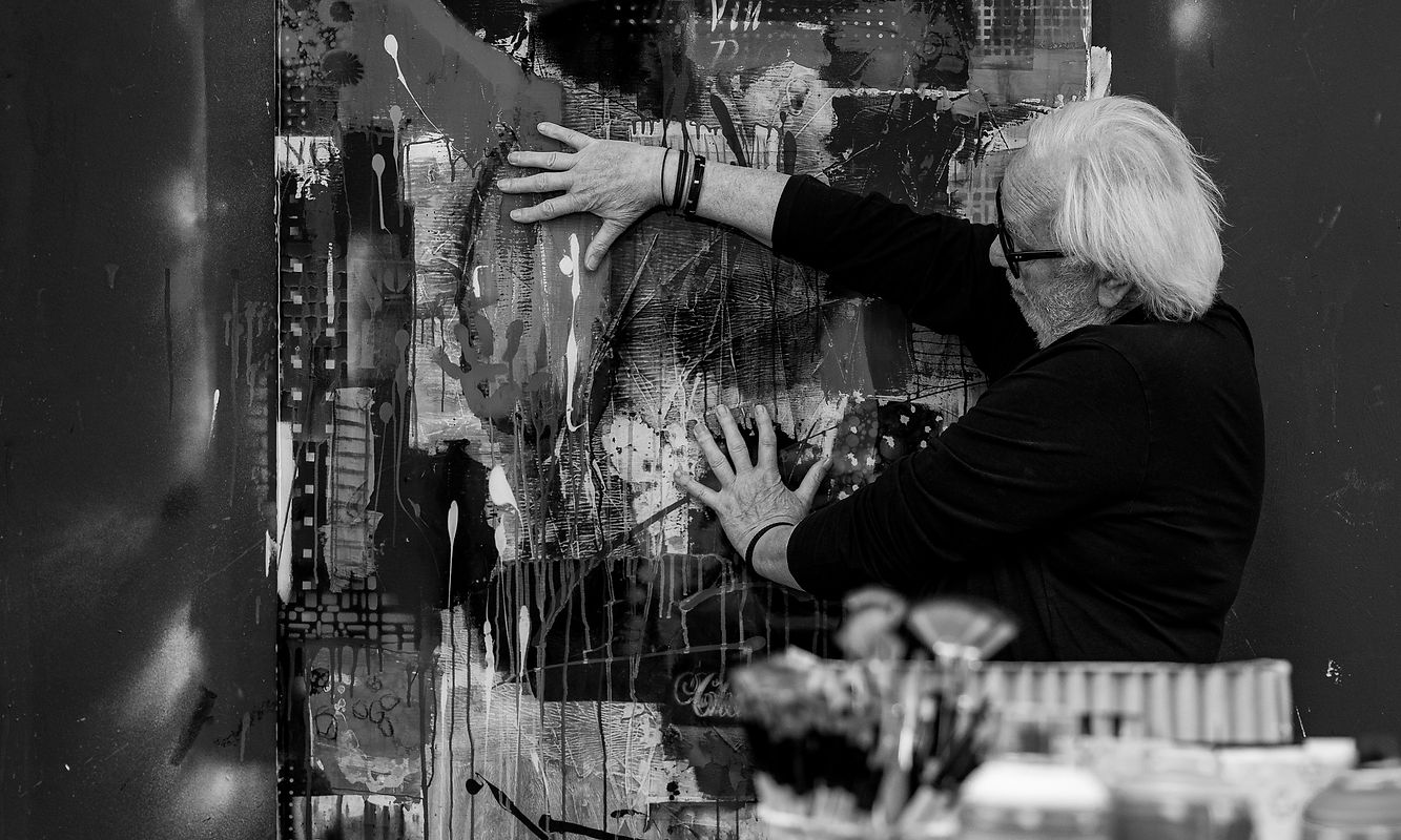 Künstler Matthias Riecker arbeitet an abstraktem Gemälde im Aukio Ateliers im Kerschlacher Forst