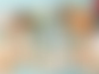 Umweltfreundliche Einweggeschirr auf hellblauem Tisch, umgeben von frischen Früchten und Gemüse. Pappbecher, Schalen und Recyclingkartons.