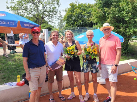 Siegerehrung der Damen 60 (von links: Oberschiedsrichter Gerrit Herrmann, Sportwart Klaus Schwendner, Bettina Langl, Annette Kurth, Reinhold Moser)