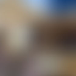 Foodtruck Namaste Momo mit geöffneter Ausgabeklappe und Speisekarte an einem Standplatz.