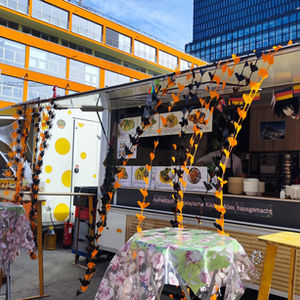 Foodtruck Namaste Momo mit geöffneter Ausgabeklappe und Speisekarte an einem Standplatz.