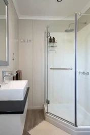 Chobe houseboat-en-suite-bathroom-with-shower-1-600x900.webp