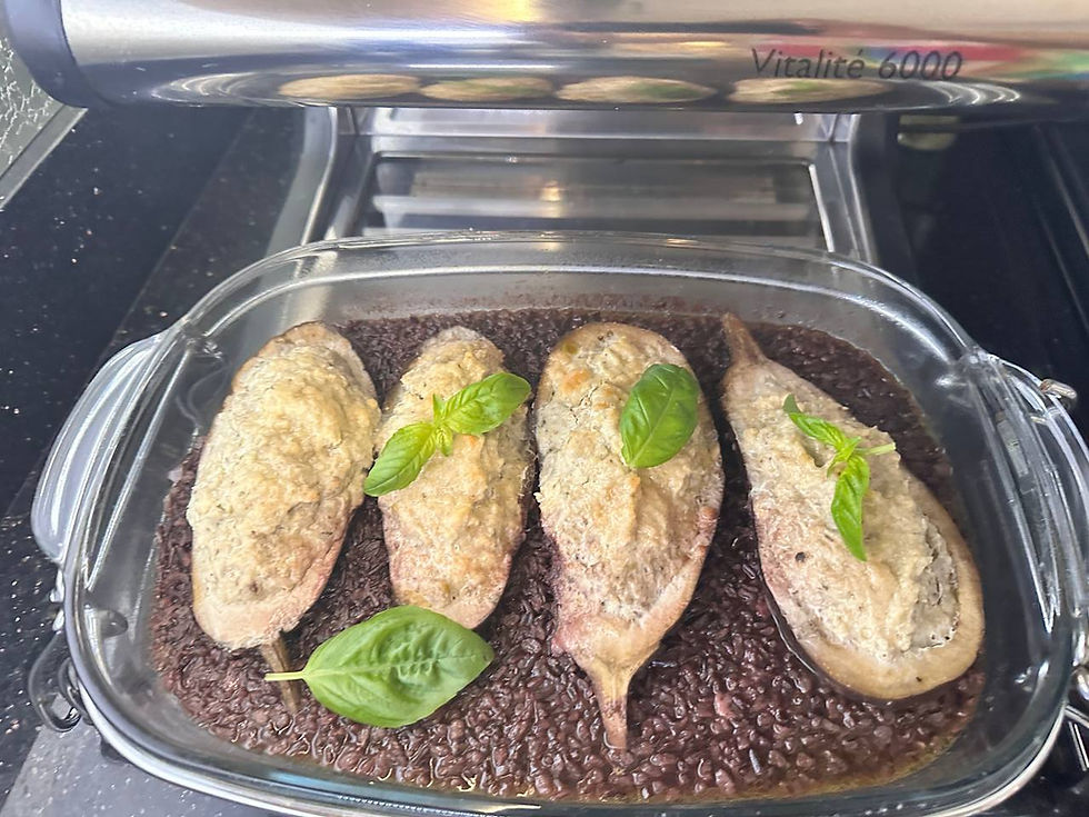 Aubergines farcies sur un lit de riz noir