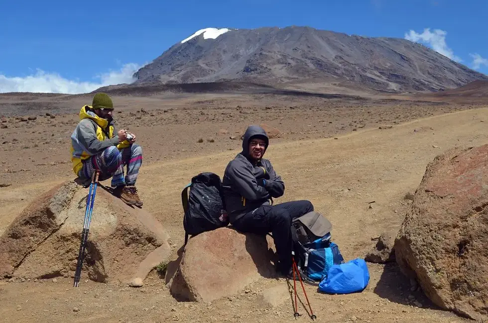 Conquistando Montanhas: A Jornada de Malaika para Escalar o Pico Mais Alto da África
