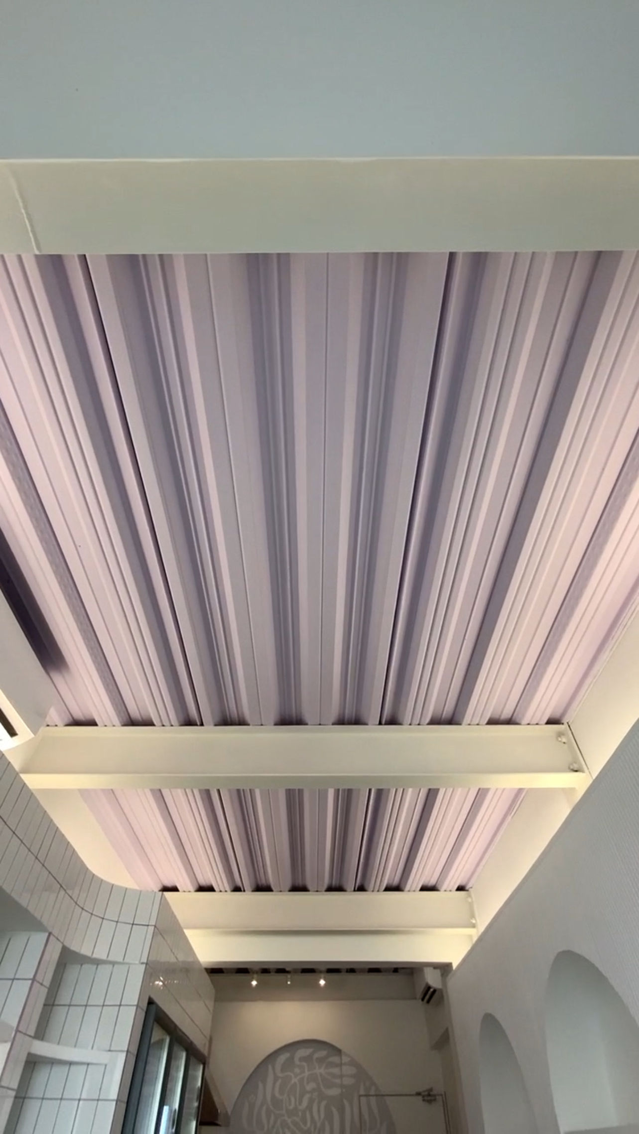 Techo texturizado con iluminación indirecta