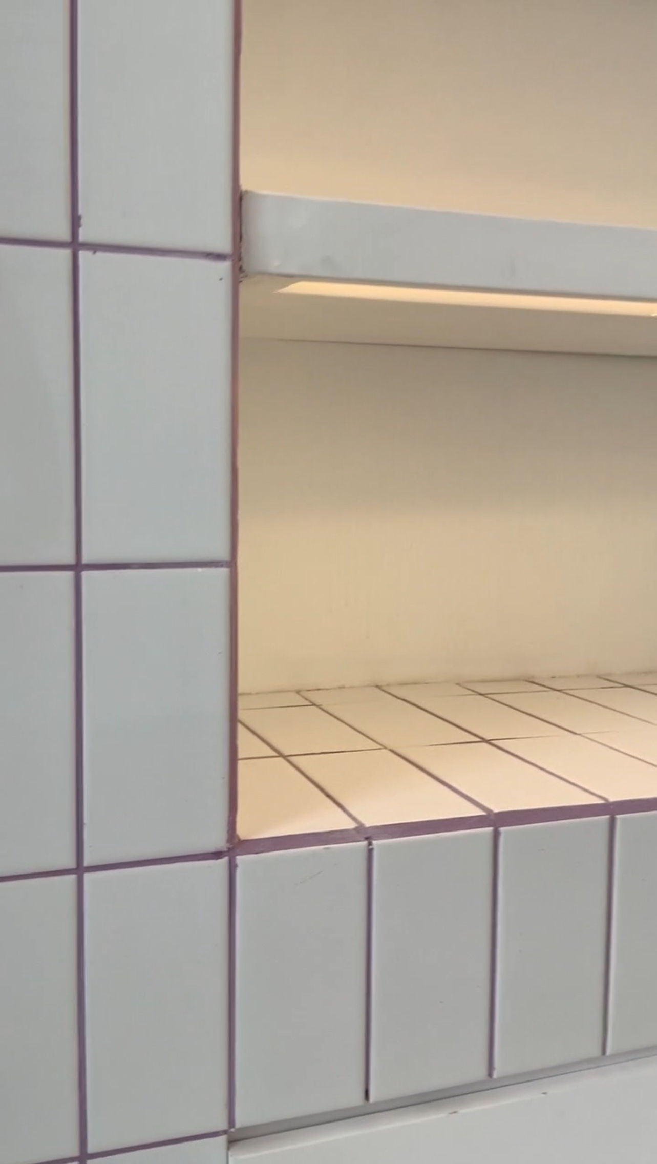 Detalle de estantería en cerámica blanca