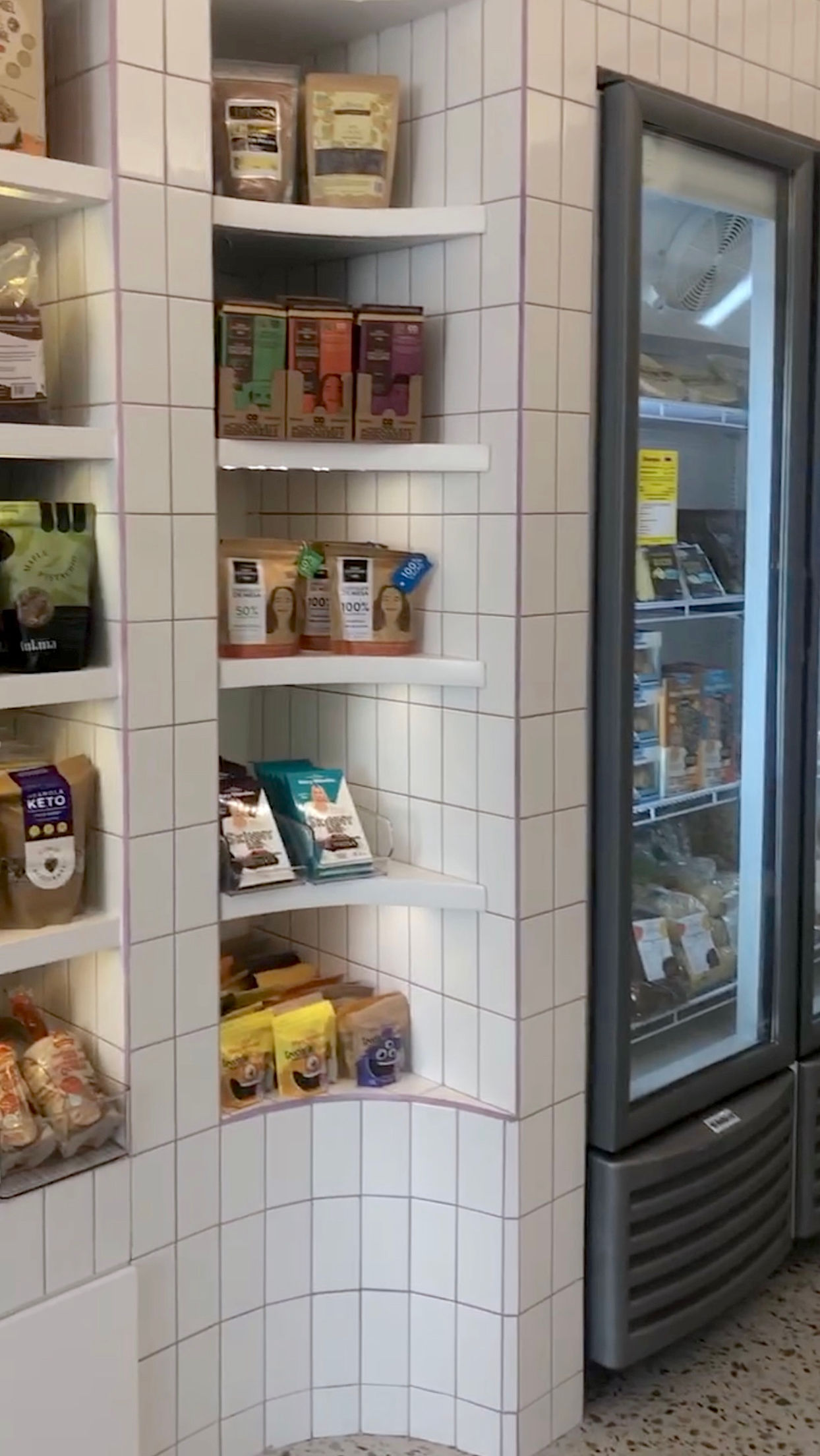 Exhibidor lateral con refrigeración