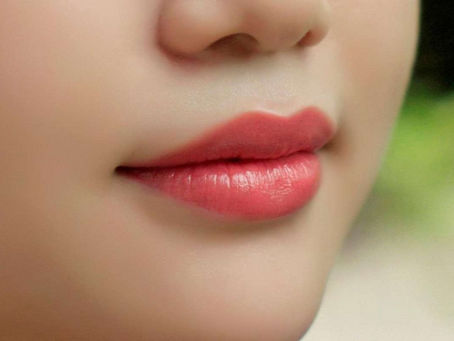 Sau khi phun môi kiêng nước bao lâu để môi lên màu đẹp