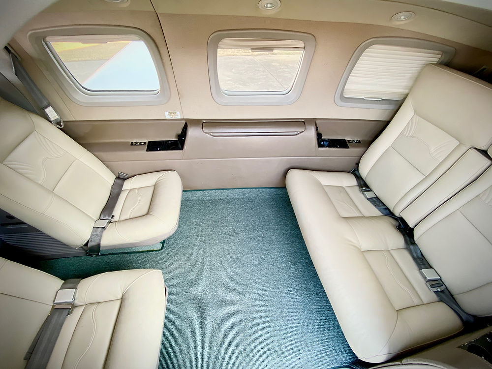 Aircraft cabin interior with passenger seats