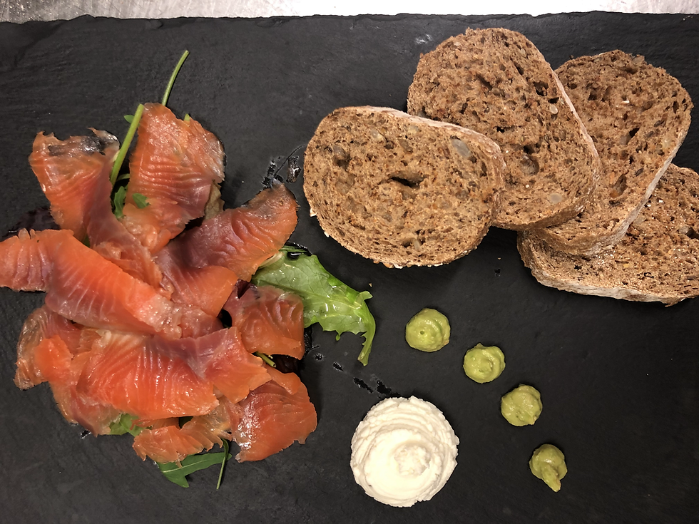Salmone affumicato da noi con pane nero ai cereali, mousse di robiolino luinesee mousse di avocado
