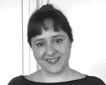 Foto de Eva Maria, Artista 3D y miembro de la comunidad KLAB, dando su opinión sobre la mentoría de Kreaktivate.