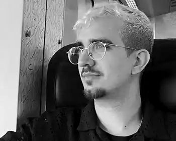 Foto de Borja Ferrández, Artista 3D y miembro de la comunidad KLAB, dando su opinión sobre la mentoría de Kreaktivate.