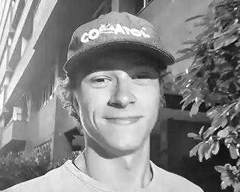 Foto de Ramiro Rey, Artista 3D y miembro de la comunidad KLAB, dando su opinión sobre la mentoría de Kreaktivate.