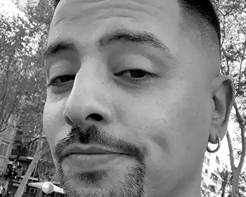 Foto de Rodrigo Sepulveda, Artista 3D y miembro de la comunidad KLAB, dando su opinión sobre la mentoría de Kreaktivate.