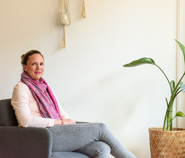 Portrait von Tanja Bernhard in einem einladenden und hellen Coachingraum