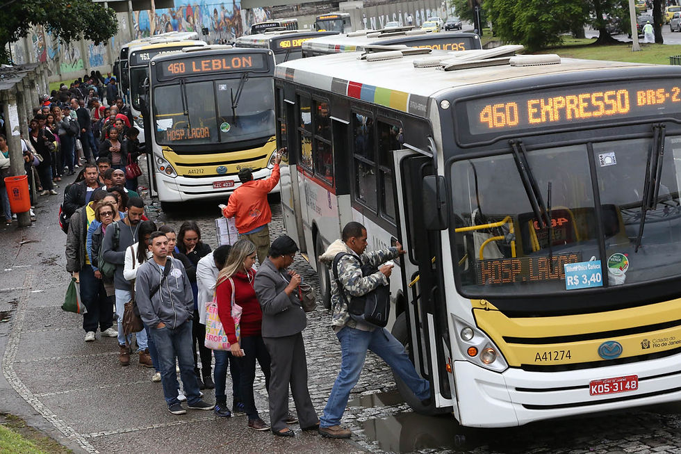 Ruas movimentadas no brasil ponto de onibus.