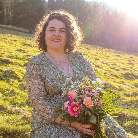 Photo d'une femme avec un bouquet dans un champ
