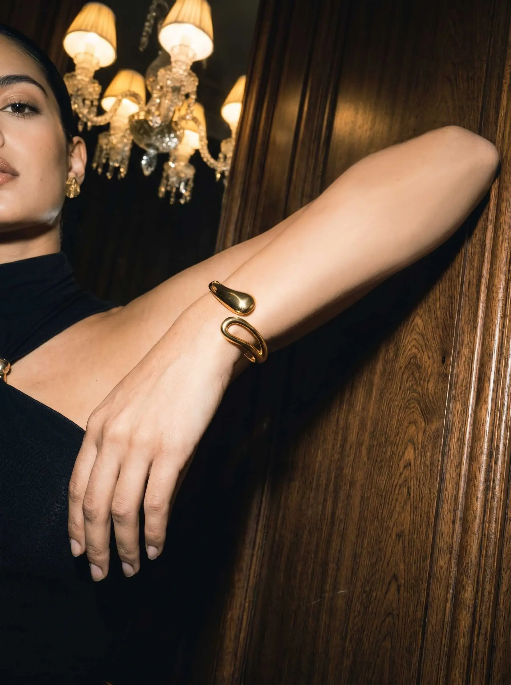 Embrace Bracelet anti-tarnish gold bracelet, close-up detail – House of June