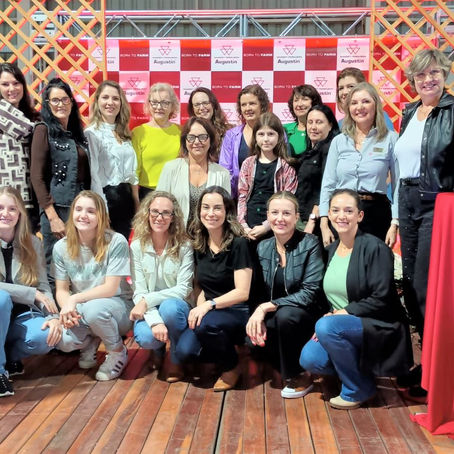 Comissão de Mulheres do Sindicato Rural conhece inovações tecnológicas no agro em visita à Augustin Massey Ferguson