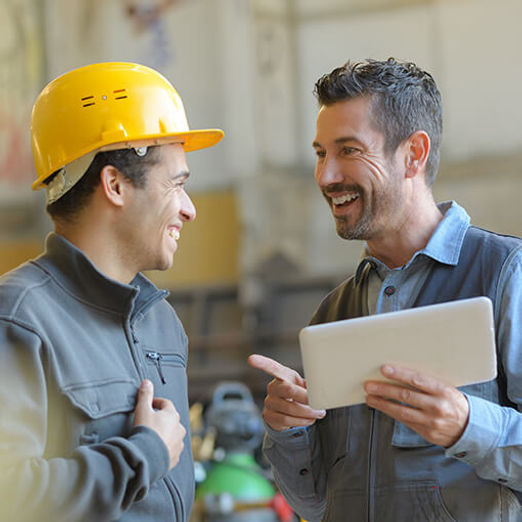 travailleurs qui discutent