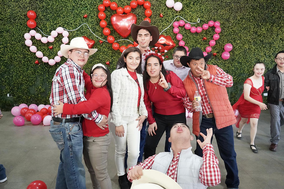 Jóvenes del Centro de Capacitación Ocupacional "Manos a la Vida" celebraron el Día del Amor y la Amistad en Hermosillo, Sonora, el 17 de febrero de 2025, en un ambiente de alegría y compañerismo.