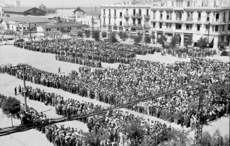 Los djudios de Salonik son registrados por los nazistas en la Plaza Eleftherias en julio de 1942 (Burnders Archiv.)