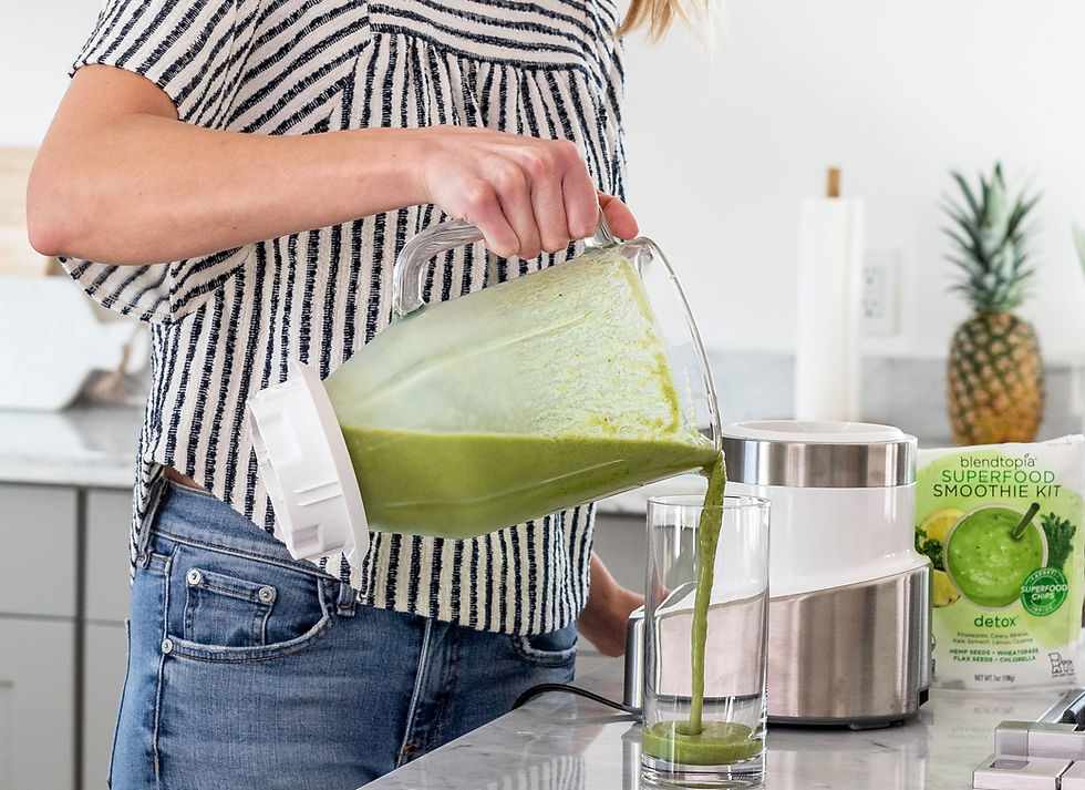 Expert Nutritionist & recipe Creator Emma Lisa from Eat Nourish Glow making healthy green smoothie recipe.