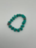 Preciosa pulsera con piedras imitación turquesas hechas de arcilla polimérica. Cordón elástico