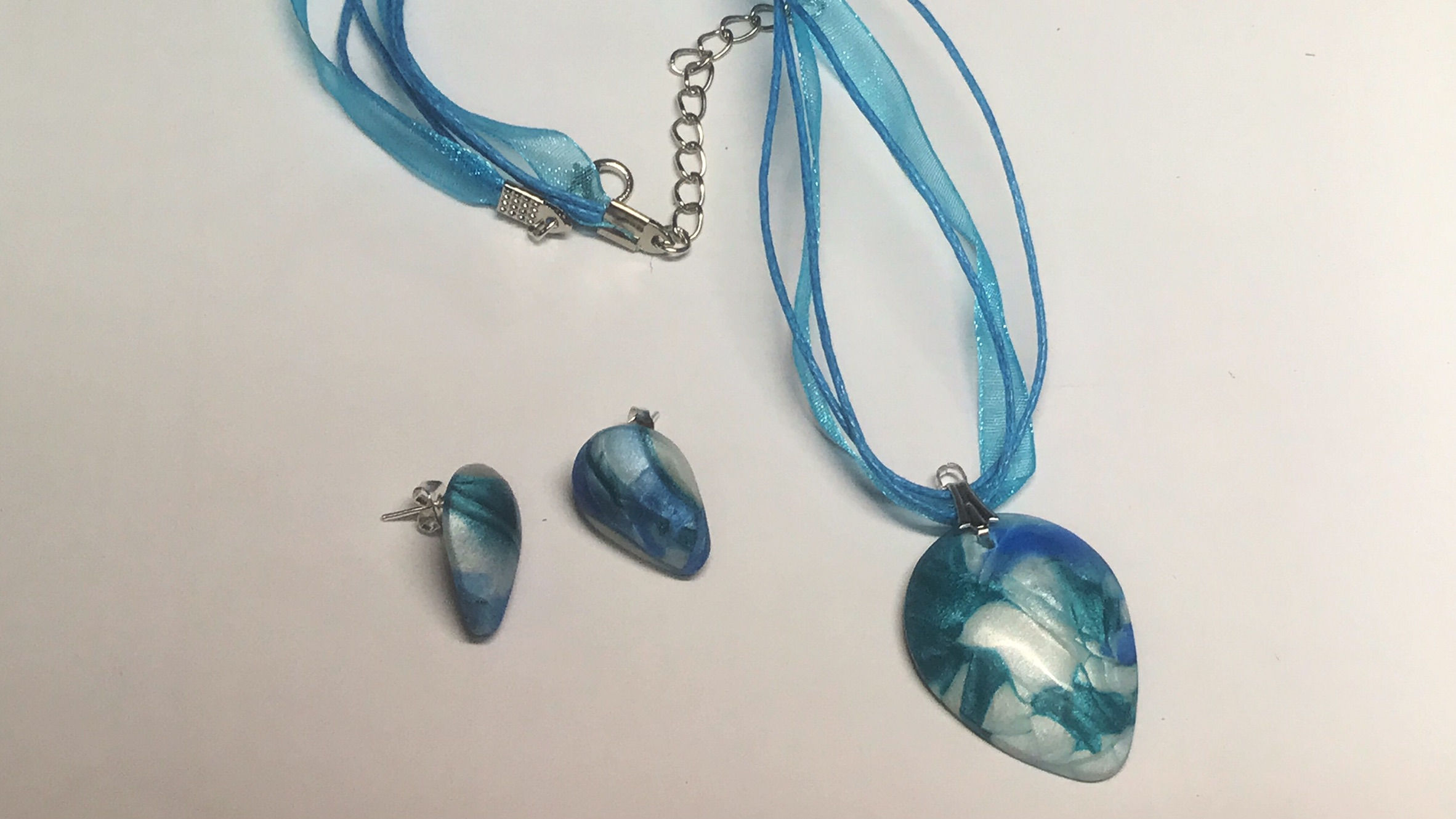 Bellísimas piedras con forma de lágrima invertida en tonos azules degradados y nacarados.