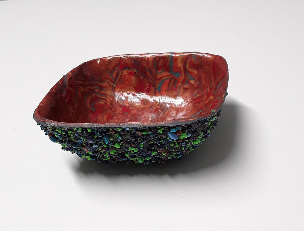 Cuenco de arcilla polimérica, por dentro forrado con láminas en tono anaranjado y por fuera con polco de arcilla