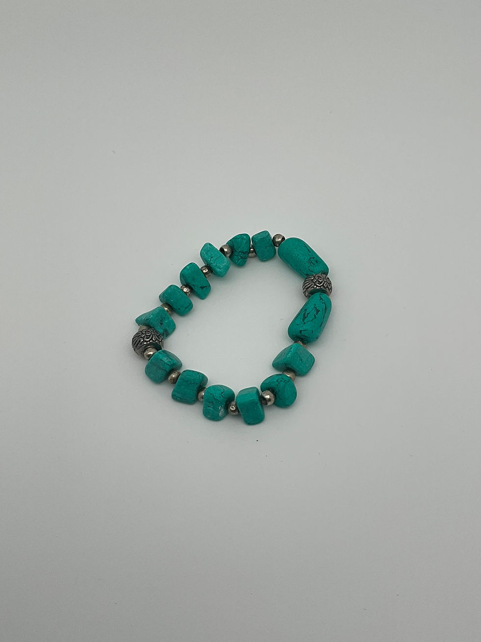 Preciosa pulsera con piedras imitación turquesas hechas de arcilla polimérica. Cordón elástico
