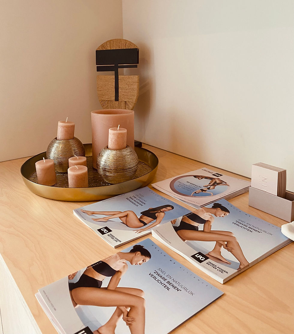 Boeken en kaarsen op een dienblad. NINA house of beauty. Is Clinical.