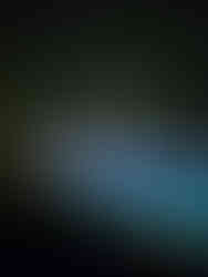 Kvinna med pannlampa i mörker