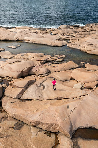 Deönarbild tjej på klippor