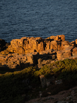 Fint ljus mot klippor