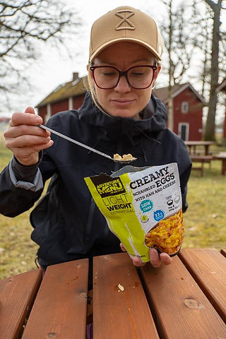 Kvinna smakar feystorkad mat