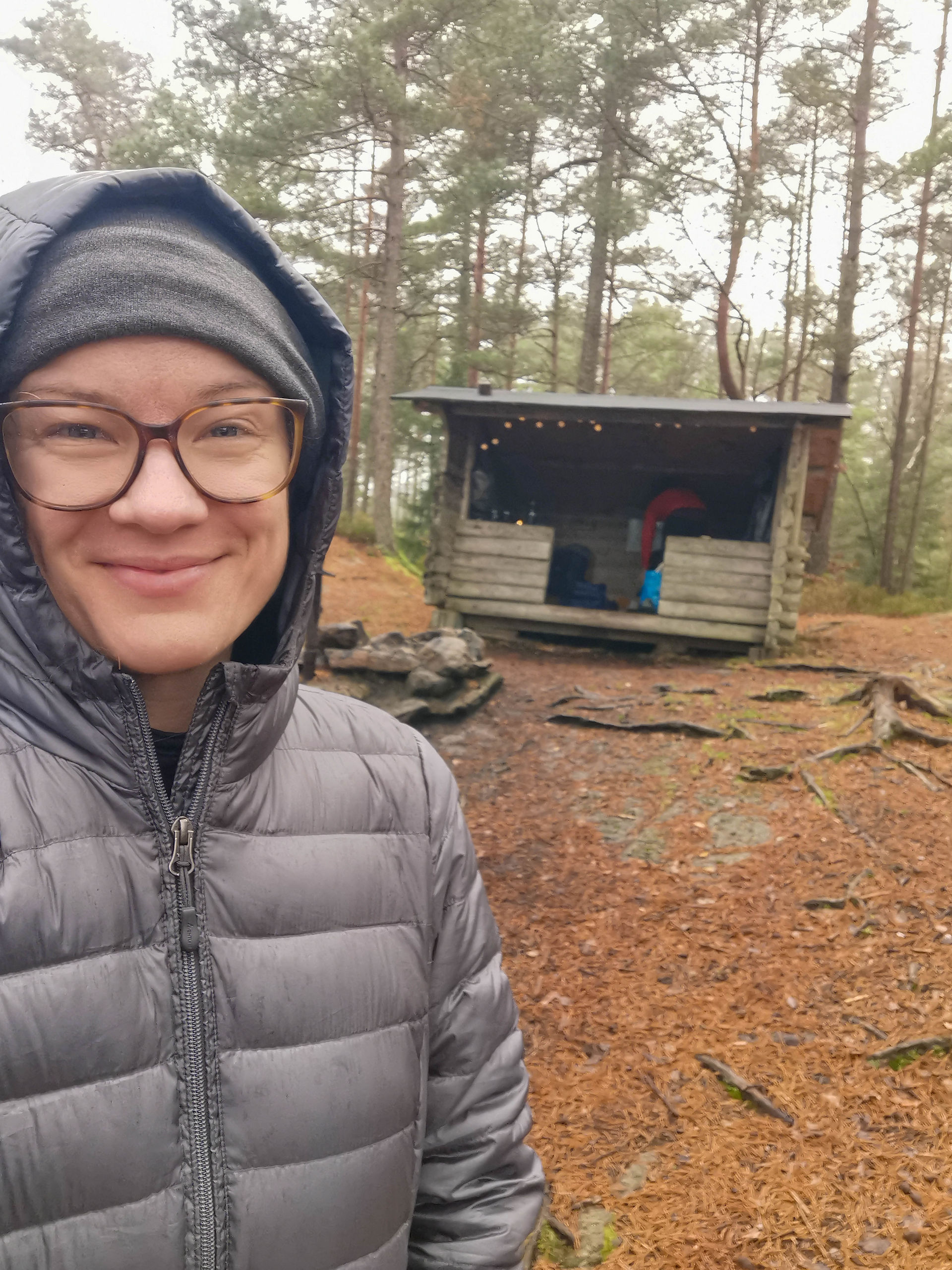 Tjej framför vindskydd