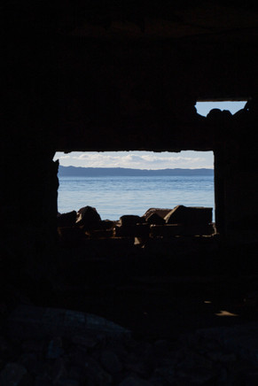 Havet genom öppning i bunker