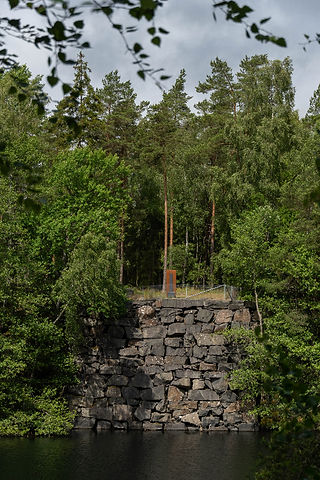 Stenmur ner i vatten
